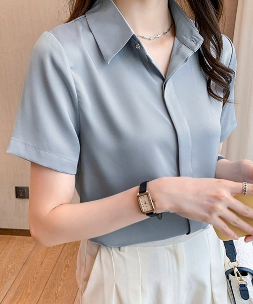 ReRe(リリ)の「サテン調シンプルシャツ(シャツ/ブラウス・レディース・ブラック/オフホワイト/グレイッシュブルー・MEDIUM/LARGE/X-LARGE)」の1枚目の写真