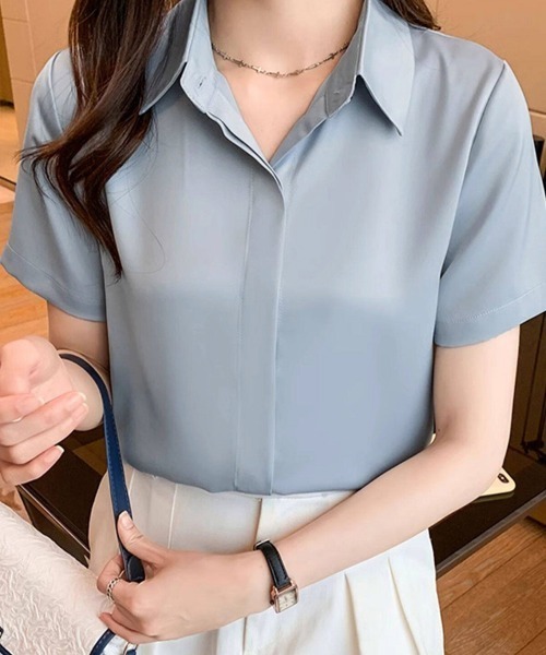 ReRe(リリ)の「サテン調シンプルシャツ(シャツ/ブラウス・レディース・ブラック/オフホワイト/グレイッシュブルー・MEDIUM/LARGE/X-LARGE)」の4枚目の写真