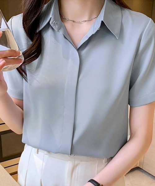 ReRe(リリ)の「サテン調シンプルシャツ(シャツ/ブラウス・レディース・ブラック/オフホワイト/グレイッシュブルー・MEDIUM/LARGE/X-LARGE)」の6枚目の写真