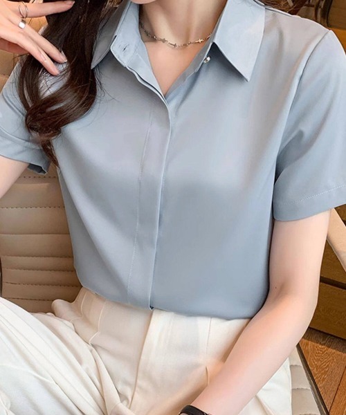 ReRe(リリ)の「サテン調シンプルシャツ(シャツ/ブラウス・レディース・ブラック/オフホワイト/グレイッシュブルー・MEDIUM/LARGE/X-LARGE)」の7枚目の写真