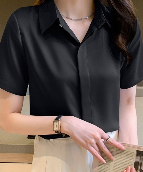ReRe(リリ)の「サテン調シンプルシャツ(シャツ/ブラウス・レディース・ブラック/オフホワイト/グレイッシュブルー・MEDIUM/LARGE/X-LARGE)」の13枚目の写真