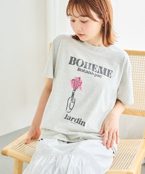TRICOMER（トリコメル）の「【TRICOMER】ヴィンテージライク フラワープリントTシャツ｜BOHEME BOTANIQUE（Tシャツ/カットソー・レディース・グレー・F）」の3枚目の写真