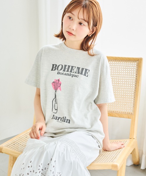 TRICOMER（トリコメル）の「【TRICOMER】ヴィンテージライク フラワープリントTシャツ｜BOHEME BOTANIQUE（Tシャツ/カットソー・レディース・グレー・F）」の2枚目の写真