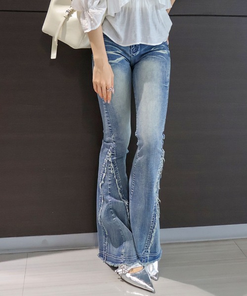 SpRay(スプレイ)の「サイドフリンジデニムフレアパンツ(デニムパンツ・レディース・ブルー/ブラック・SMALL/MEDIUM)」の1枚目の写真