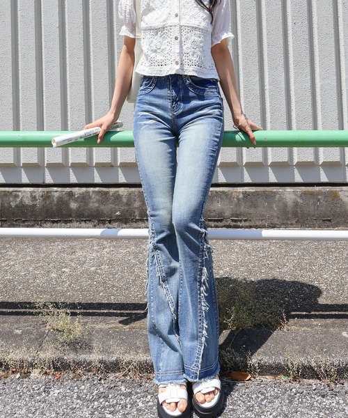 SpRay(スプレイ)の「サイドフリンジデニムフレアパンツ(デニムパンツ・レディース・ブルー/ブラック・SMALL/MEDIUM)」の20枚目の写真