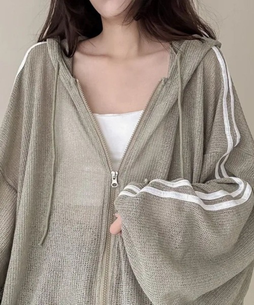 LETee（レティー）の「軽やかシアーで抜け感プラス！紫外線対策にも使える万能パーカー（パーカー・レディース・ホワイト/ブラック/カーキ・FREE）」の5枚目の写真
