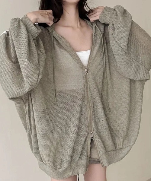 LETee（レティー）の「軽やかシアーで抜け感プラス！紫外線対策にも使える万能パーカー（パーカー・レディース・ホワイト/ブラック/カーキ・FREE）」の6枚目の写真