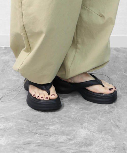 THE CELL.(ザセルドット)の「厚底サンダル PLATFORM SANDALS(サンダル・レディース・ブラック・35/37/39)」の2枚目の写真