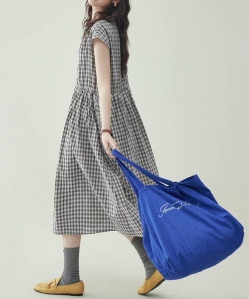 AMAJI(アマジ)の「チェック柄 ドローストリング ワンピース(ワンピース・レディース・ブラック・MEDIUM/LARGE/X-LARGE)」の3枚目の写真