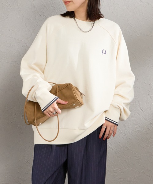 FRED PERRY（フレッドペリー）の「【WEB限定】[FRED PERRY/フレッドペリー] ティップライン ワンポイントロゴ刺繍ラグランスウェット（スウェット・レディース・ネイビー/アイボリー/モスグリーン・S/M/L）」の2枚目の写真