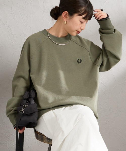 FRED PERRY（フレッドペリー）の「【WEB限定】[FRED PERRY/フレッドペリー] ティップライン ワンポイントロゴ刺繍ラグランスウェット（スウェット・レディース・ネイビー/アイボリー/モスグリーン・S/M/L）」の3枚目の写真