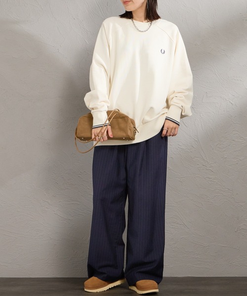 FRED PERRY（フレッドペリー）の「【WEB限定】[FRED PERRY/フレッドペリー] ティップライン ワンポイントロゴ刺繍ラグランスウェット（スウェット・レディース・ネイビー/アイボリー/モスグリーン・S/M/L）」の4枚目の写真