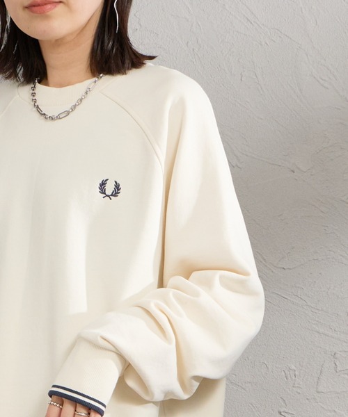 FRED PERRY（フレッドペリー）の「【WEB限定】[FRED PERRY/フレッドペリー] ティップライン ワンポイントロゴ刺繍ラグランスウェット（スウェット・レディース・ネイビー/アイボリー/モスグリーン・S/M/L）」の14枚目の写真