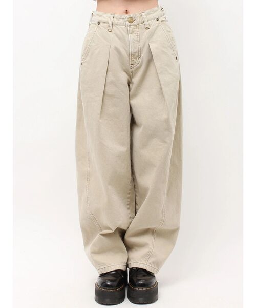 jouetie(ジュエティ)の「【SOMETHING×PosTokyo】Tuck Buggy(デニムパンツ・レディース・ベージュ/ブラック・SMALL/MEDIUM)」の11枚目の写真