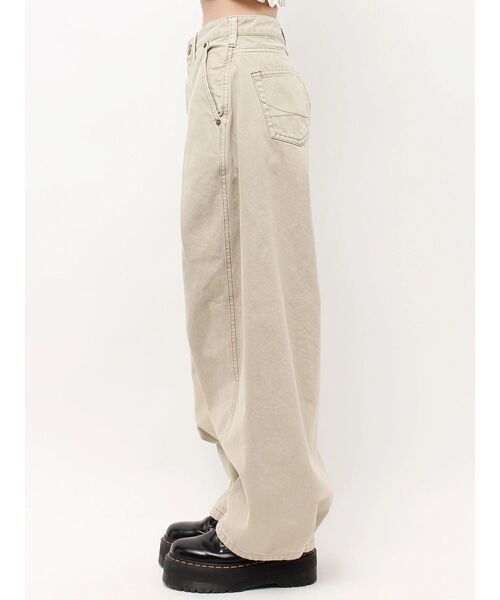 jouetie(ジュエティ)の「【SOMETHING×PosTokyo】Tuck Buggy(デニムパンツ・レディース・ベージュ/ブラック・SMALL/MEDIUM)」の12枚目の写真