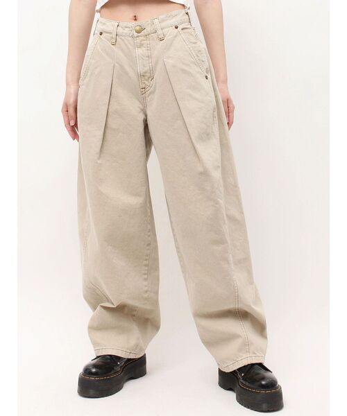 jouetie(ジュエティ)の「【SOMETHING×PosTokyo】Tuck Buggy(デニムパンツ・レディース・ベージュ/ブラック・SMALL/MEDIUM)」の7枚目の写真