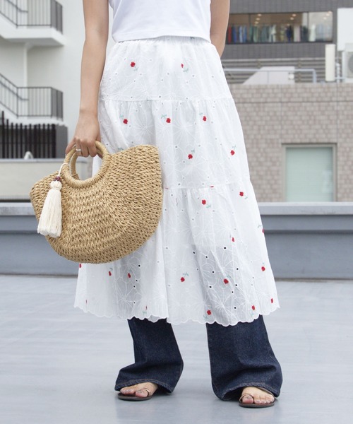 Chick（チック）の「Floral Embroidery Lace Scallop Long Flare Tiered Skirt / 花刺繍 レース スカラップ ロング フレア ティアード スカート 小花柄 レディース 秋 秋服 2026年秋冬（スカート・レディース・レッド/ブルー・FREE）」の2枚目の写真