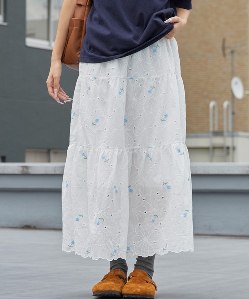 Chick（チック）の「Floral Embroidery Lace Scallop Long Flare Tiered Skirt / 花刺繍 レース スカラップ ロング フレア ティアード スカート 小花柄 レディース 秋 秋服 2026年秋冬（スカート・レディース・レッド/ブルー・FREE）」の5枚目の写真