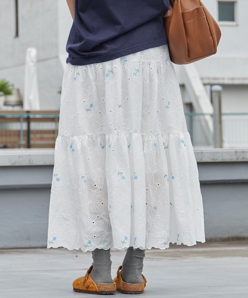 Chick（チック）の「Floral Embroidery Lace Scallop Long Flare Tiered Skirt / 花刺繍 レース スカラップ ロング フレア ティアード スカート 小花柄 レディース 秋 秋服 2026年秋冬（スカート・レディース・レッド/ブルー・FREE）」の3枚目の写真