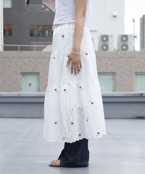 Chick（チック）の「Floral Embroidery Lace Scallop Long Flare Tiered Skirt / 花刺繍 レース スカラップ ロング フレア ティアード スカート 小花柄 レディース 秋 秋服 2026年秋冬（スカート・レディース・レッド/ブルー・FREE）」の21枚目の写真