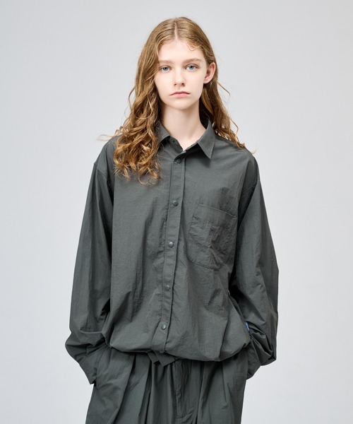 WETTEMPT（ウィテンプト）の「NYLON BICOLOR DRAWSTRING L/S SHIRT / ナイロンバイカラードローコードL/Sシャツ（シャツ/ブラウス・メンズ・グレー/ネイビー/ブラック・MEDIUM/SMALL/LARGE）」の2枚目の写真