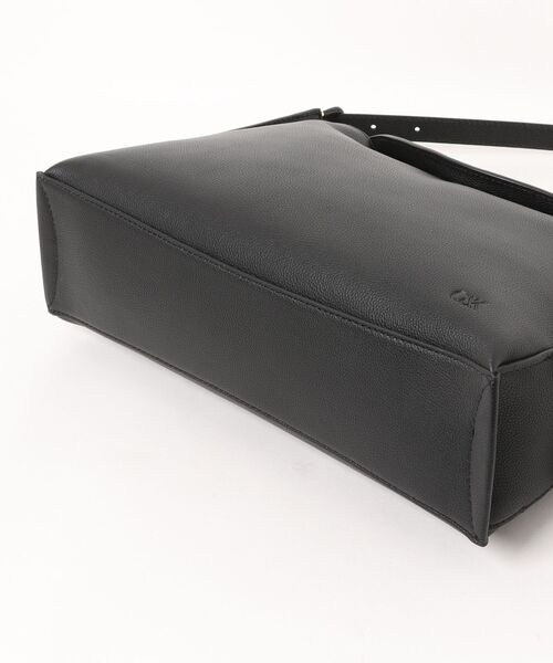 CHARLES & KEITH(チャールズ & キース)の「【本革】ラージ レザー トップフラップ ホーボーバッグ(ショルダーバッグ・レディース・ブラック・L)」の7枚目の写真