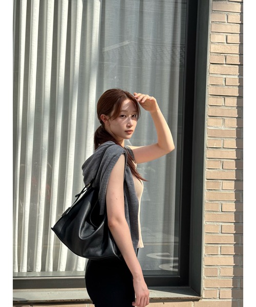 CHARLES & KEITH(チャールズ & キース)の「【本革】ラージ レザー トップフラップ ホーボーバッグ(ショルダーバッグ・レディース・ブラック・L)」の1枚目の写真