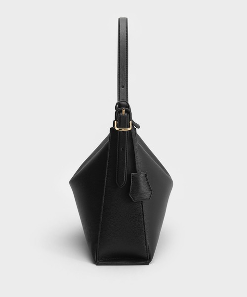 CHARLES & KEITH(チャールズ & キース)の「【本革】ラージ レザー トップフラップ ホーボーバッグ(ショルダーバッグ・レディース・ブラック・L)」の4枚目の写真