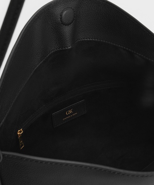 CHARLES & KEITH(チャールズ & キース)の「【本革】ラージ レザー トップフラップ ホーボーバッグ(ショルダーバッグ・レディース・ブラック・L)」の5枚目の写真