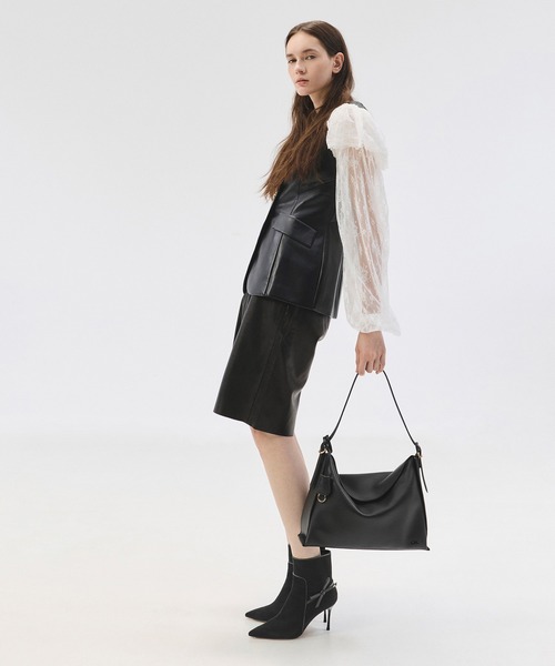 CHARLES & KEITH(チャールズ & キース)の「【本革】ラージ レザー トップフラップ ホーボーバッグ(ショルダーバッグ・レディース・ブラック・L)」の11枚目の写真