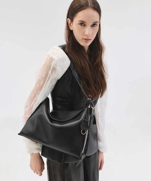CHARLES & KEITH(チャールズ & キース)の「【本革】ラージ レザー トップフラップ ホーボーバッグ(ショルダーバッグ・レディース・ブラック・L)」の10枚目の写真