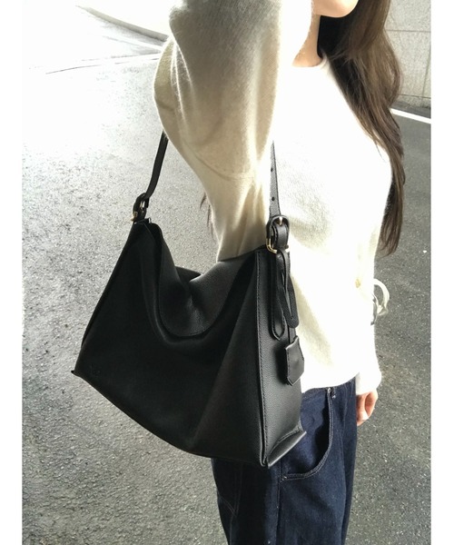 CHARLES & KEITH(チャールズ & キース)の「【本革】ラージ レザー トップフラップ ホーボーバッグ(ショルダーバッグ・レディース・ブラック・L)」の8枚目の写真