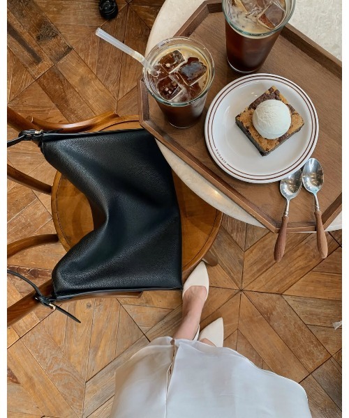 CHARLES & KEITH(チャールズ & キース)の「【本革】ラージ レザー トップフラップ ホーボーバッグ(ショルダーバッグ・レディース・ブラック・L)」の9枚目の写真