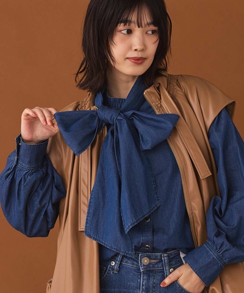 Gready Brilliant（グレディブリリアン）の「デニムリボンブラウス（シャツ/ブラウス・レディース・サックスブルー/インディゴブルー・38）」の2枚目の写真