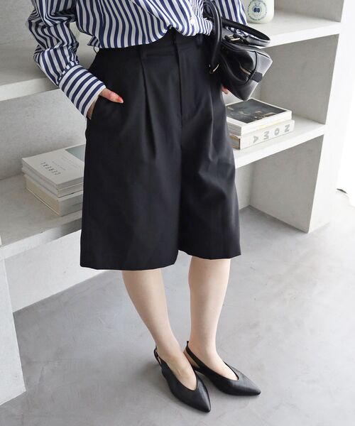 le.coeur blanc(ルクールブラン)の「タックハーフパンツ(その他パンツ・レディース・ブラック/グレイッシュベージュ・38)」の1枚目の写真