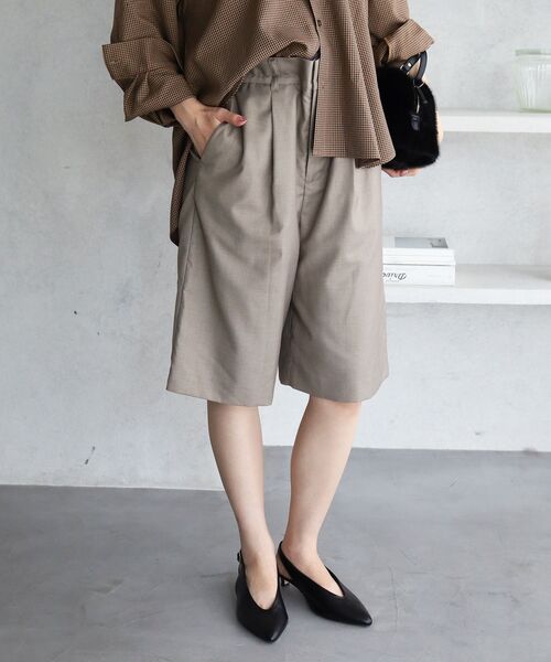 le.coeur blanc(ルクールブラン)の「タックハーフパンツ(その他パンツ・レディース・ブラック/グレイッシュベージュ・38)」の7枚目の写真