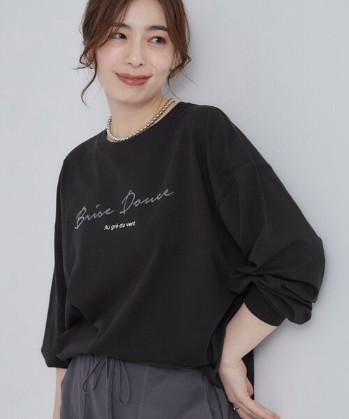 SHOO・LA・RUE（シューラルー）の「【選べる4柄/体型カバー】ゆるっと着られる BIGロンT（Tシャツ/カットソー・レディース・ブラック/ライトグレー/ホワイト/ベビーピンク・00）」の2枚目の写真