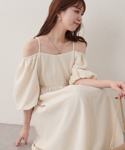 natural couture(ナチュラルクチュール)の「2WAYパフスリーブワンピース(ワンピース・レディース・オフホワイト/ネイビー/ブラウン/ブラック・FREE)」の2枚目の写真