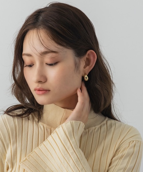 AJUGA.(アジュガ)の「ボールドドームピアス(ピアス(両耳用)・レディース・シルバー/ゴールド・ONE SIZE)」の2枚目の写真