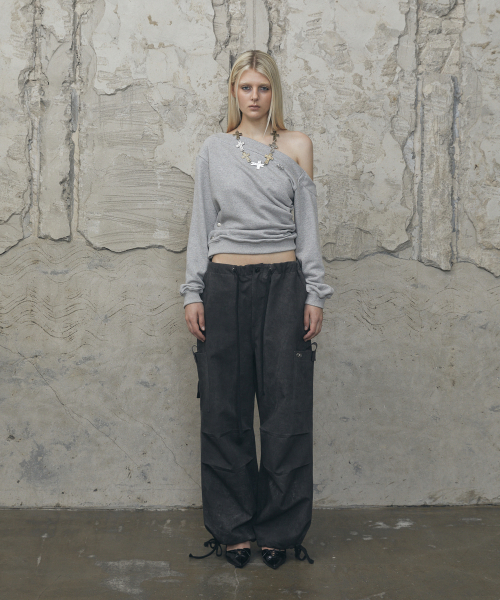 VOONT(ブント)の「One-Shoulder Snap Sweatshirt (GRAY)(スウェット・レディース・アッシュグレー・OS)」の2枚目の写真