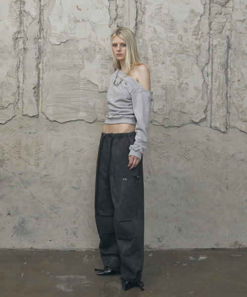 VOONT(ブント)の「One-Shoulder Snap Sweatshirt (GRAY)(スウェット・レディース・アッシュグレー・OS)」の5枚目の写真