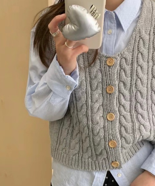 NANEA(ナネア)の「ボタン開き柄編みニットベスト(ベスト・レディース・ワインレッド/ブルー/ピンク/グレー/ベージュ/アイボリー/ブラック・フリー)」の1枚目の写真