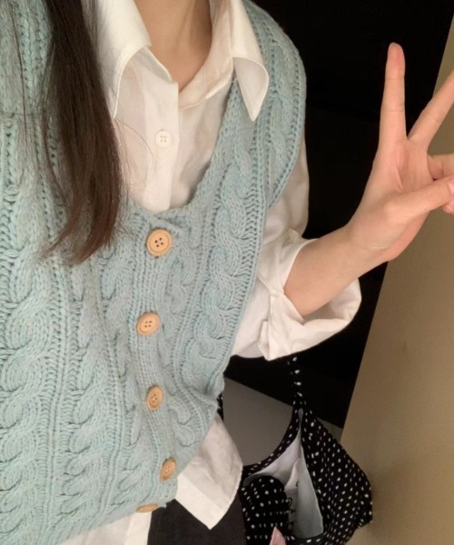 NANEA(ナネア)の「ボタン開き柄編みニットベスト(ベスト・レディース・ワインレッド/ブルー/ピンク/グレー/ベージュ/アイボリー/ブラック・フリー)」の5枚目の写真