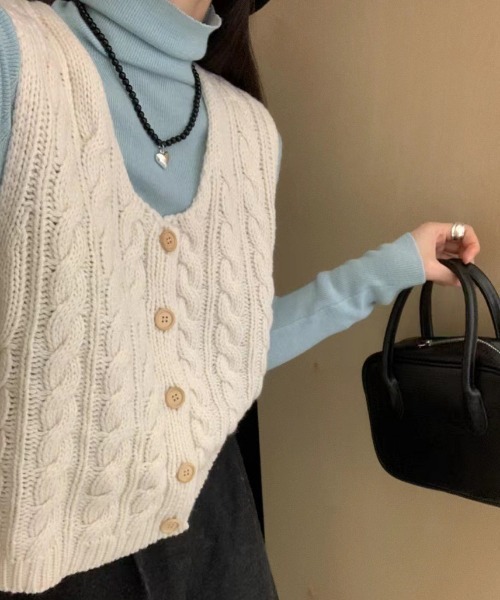 NANEA(ナネア)の「ボタン開き柄編みニットベスト(ベスト・レディース・ワインレッド/ブルー/ピンク/グレー/ベージュ/アイボリー/ブラック・フリー)」の2枚目の写真