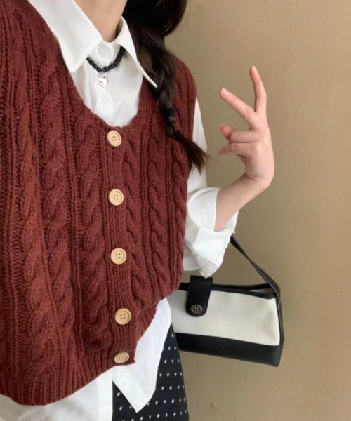NANEA(ナネア)の「ボタン開き柄編みニットベスト(ベスト・レディース・ワインレッド/ブルー/ピンク/グレー/ベージュ/アイボリー/ブラック・フリー)」の7枚目の写真