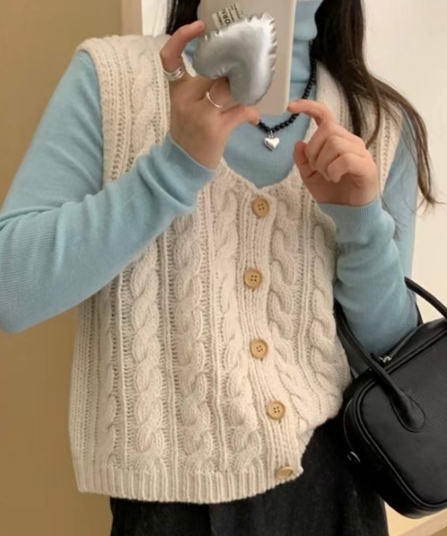 NANEA(ナネア)の「ボタン開き柄編みニットベスト(ベスト・レディース・ワインレッド/ブルー/ピンク/グレー/ベージュ/アイボリー/ブラック・フリー)」の8枚目の写真
