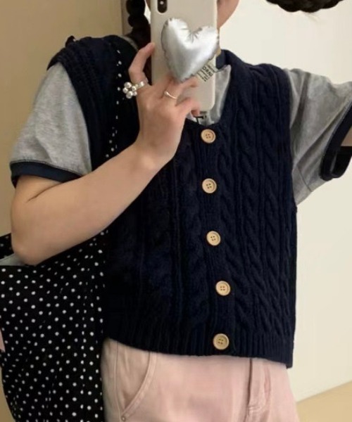 NANEA(ナネア)の「ボタン開き柄編みニットベスト(ベスト・レディース・ワインレッド/ブルー/ピンク/グレー/ベージュ/アイボリー/ブラック・フリー)」の10枚目の写真