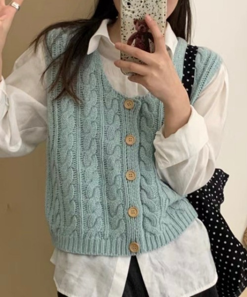 NANEA(ナネア)の「ボタン開き柄編みニットベスト(ベスト・レディース・ワインレッド/ブルー/ピンク/グレー/ベージュ/アイボリー/ブラック・フリー)」の17枚目の写真