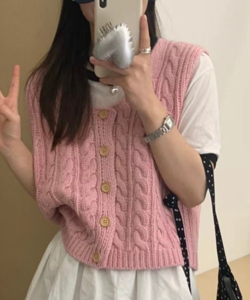 NANEA(ナネア)の「ボタン開き柄編みニットベスト(ベスト・レディース・ワインレッド/ブルー/ピンク/グレー/ベージュ/アイボリー/ブラック・フリー)」の19枚目の写真