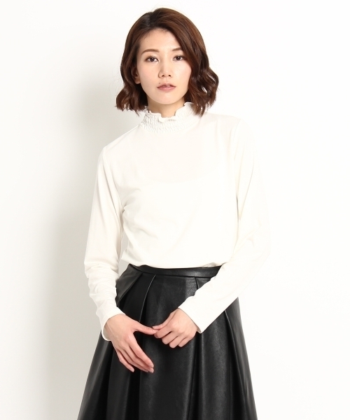 AG by aquagirl（エージーバイアクアガール）の「シャーリングネックプルオーバー（Tシャツ/カットソー・レディース・オフホワイト/グレー/レッド/ブラック・38）」の2枚目の写真